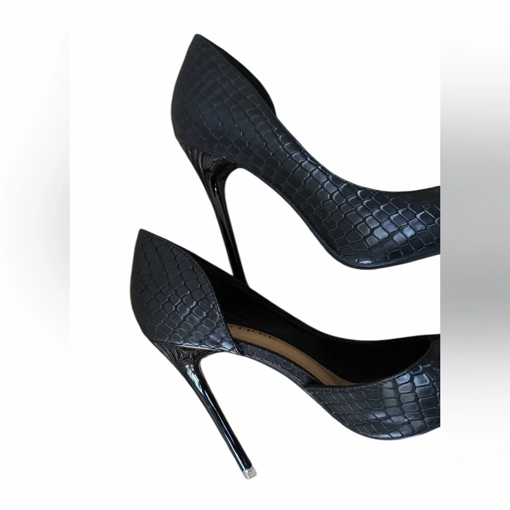 Chic Black Textured Heels​